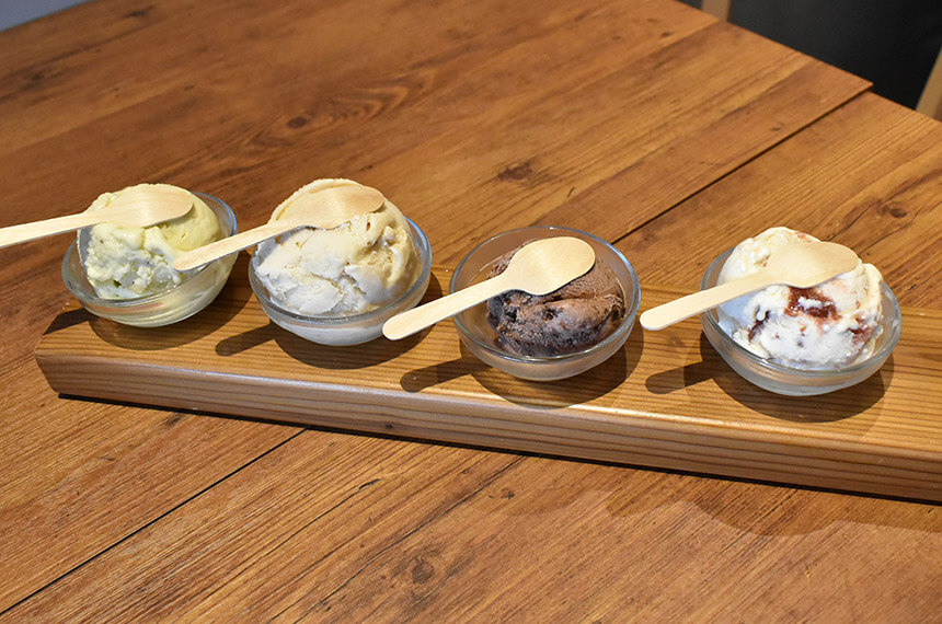 ミニサイズ4種類のアイスクリーム