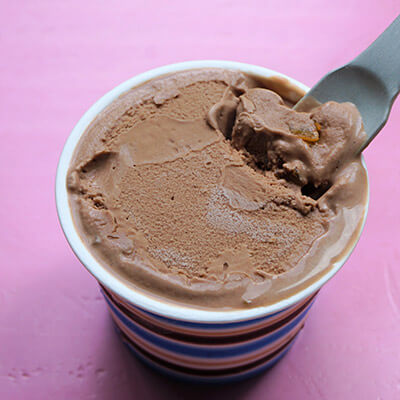 ビターテイストのチョコレートアイスクリーム