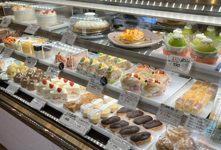 スワン洋菓子店のケーキショーケース