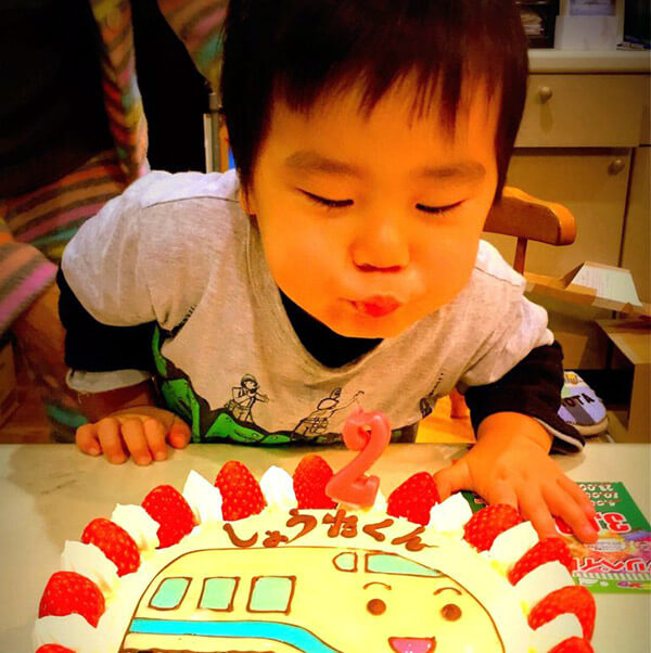 イラスト誕生日ケーキでお祝いする子ども