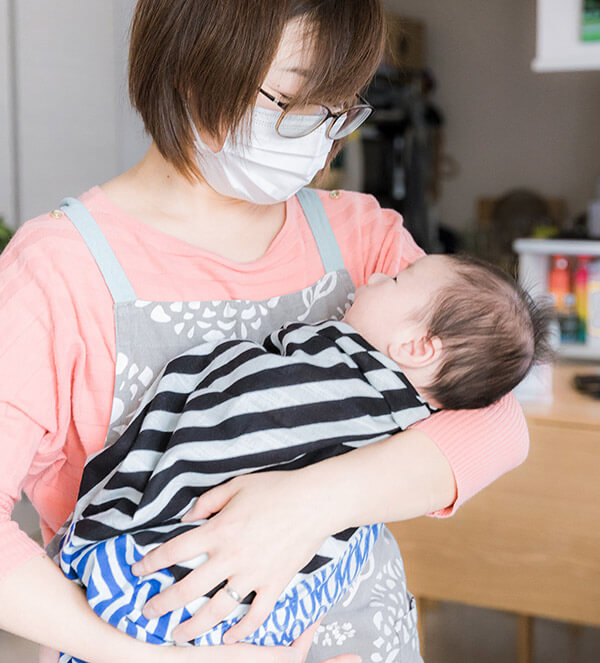 赤ちゃんを抱っこする安藤さん