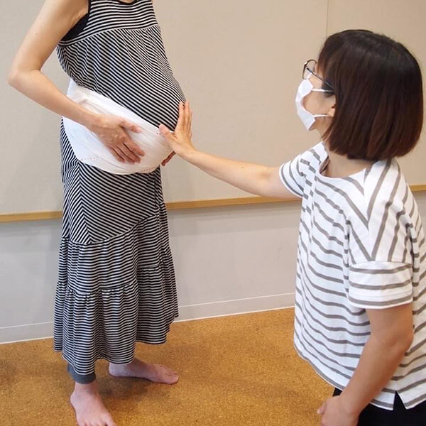 妊婦に寄り添う助産師の安藤さん