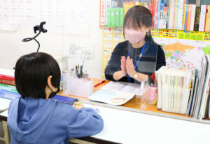 子ども笑顔で接するくもんの先生