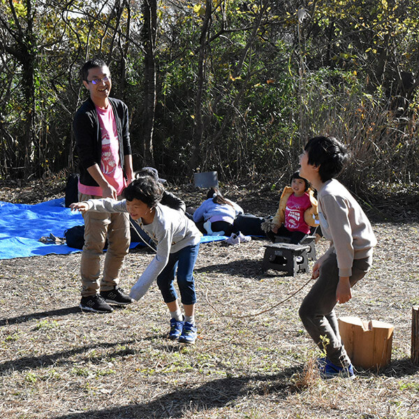 葉山ファミリー教室で遊ぶ親子