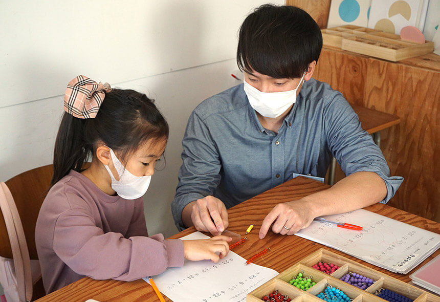 子どもに指導する松藤さん
