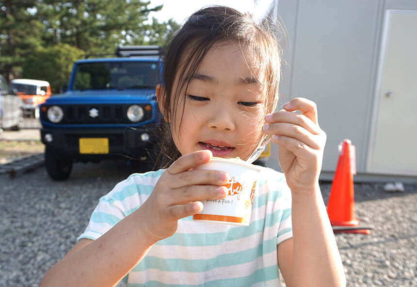 牧場アイスクリームを食べる子ども