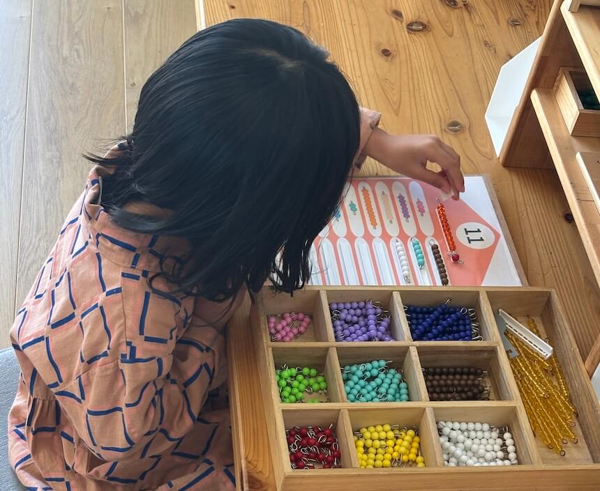 たし算「増える」わり算「分ける」など、教具を使って体感