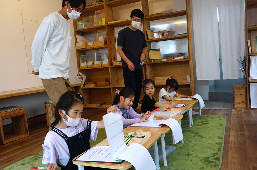 たんQ教室で算数を学習する小学生