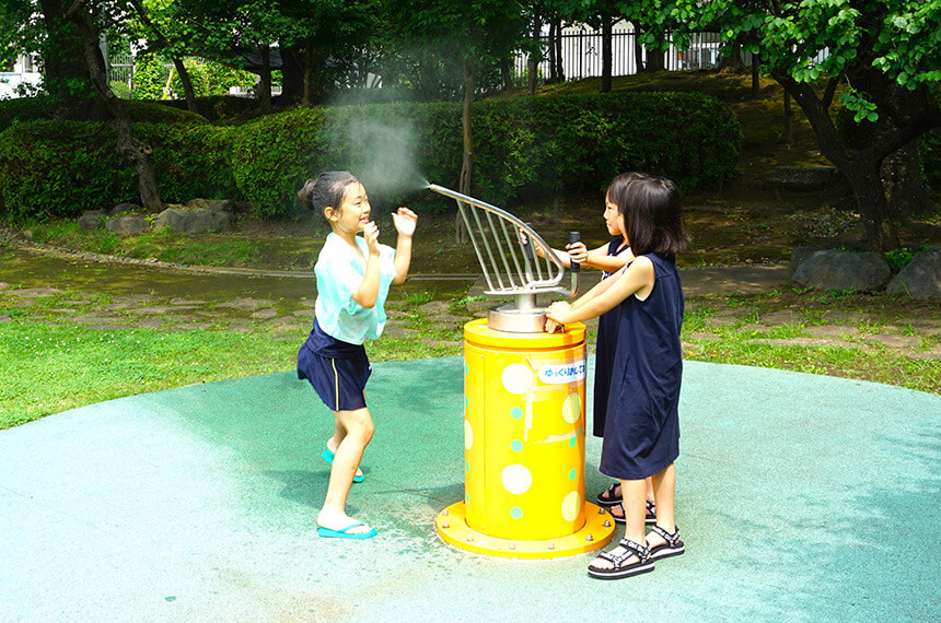 神奈川県水道記念館の庭園にある虹製造機