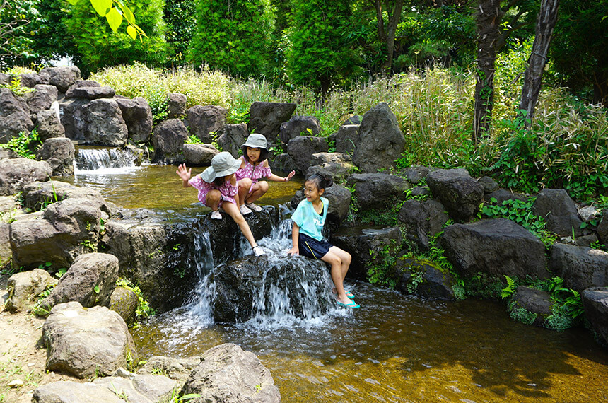 神奈川県水道記念館のせせらぎで遊ぶ子ども