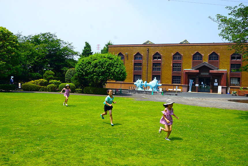 神奈川県水道記念館の庭園を走る子ども