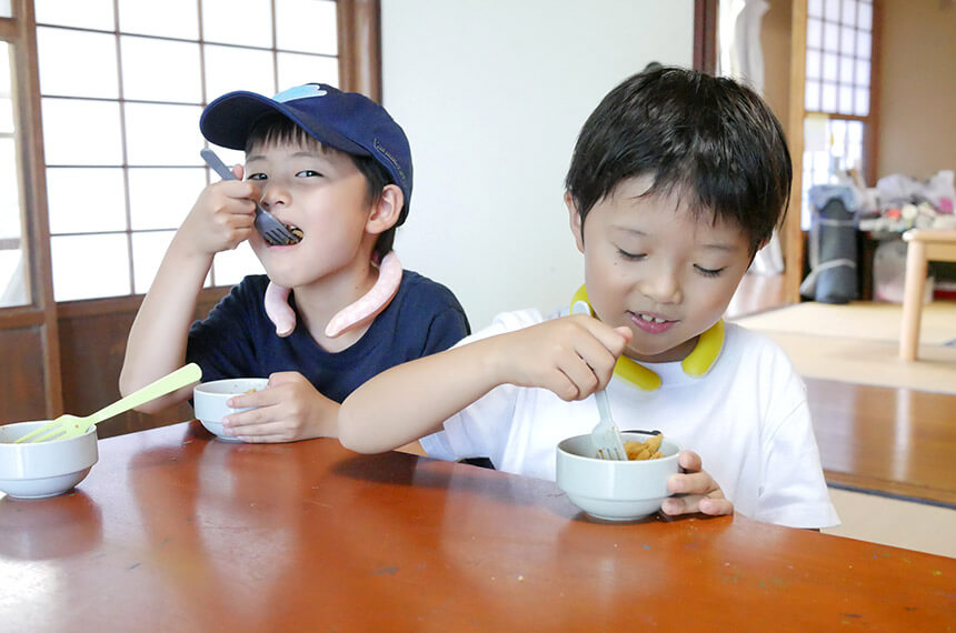 手作りおやつを食べる鎌倉学び舎の小学生