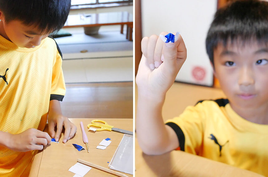 折り紙遊びを楽しむ鎌倉学び舎の小学生