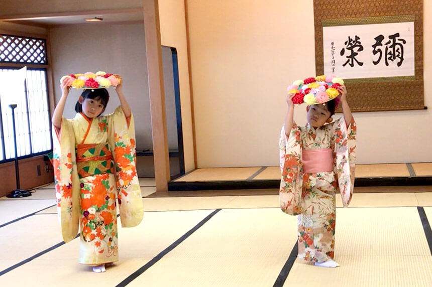 学童の習い事・日本舞踊クラスのレッスンを受ける小学生