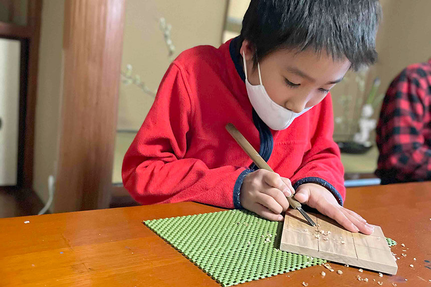 学童の習い事・鎌倉彫クラスのレッスンを受ける小学生