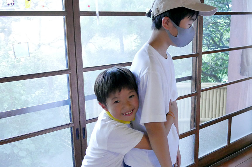 鎌倉の学童・鎌倉学び舎で放課後を楽しむ小学生男子