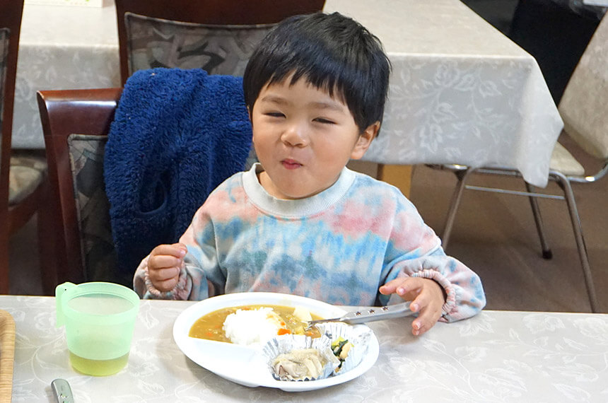 茅ヶ崎子ども食堂で食事をする幼児