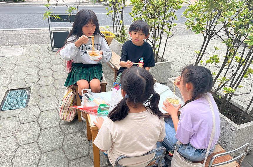 店の前で駄菓子を食べる子ども達