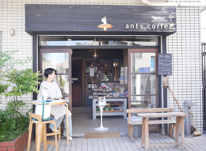 茅ヶ崎・アンツコーヒー・駄菓子店の前にあるテーブル席