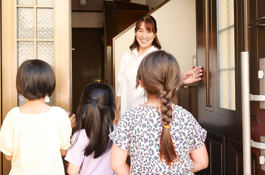 学研教室の先生と教室に通う子どもたち