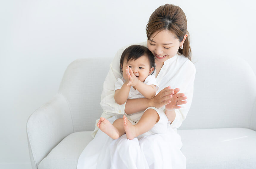 赤ちゃんを抱っこする子育てママ