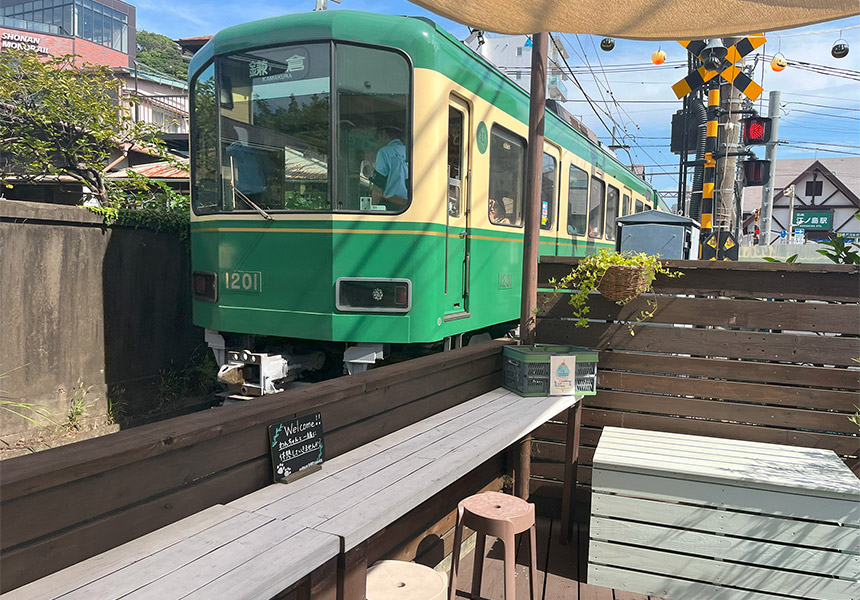 江ノ島カフェ・ソラーノベイクハウスから眺める江ノ電