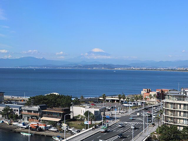 江ノ島の海が一望できるサロン