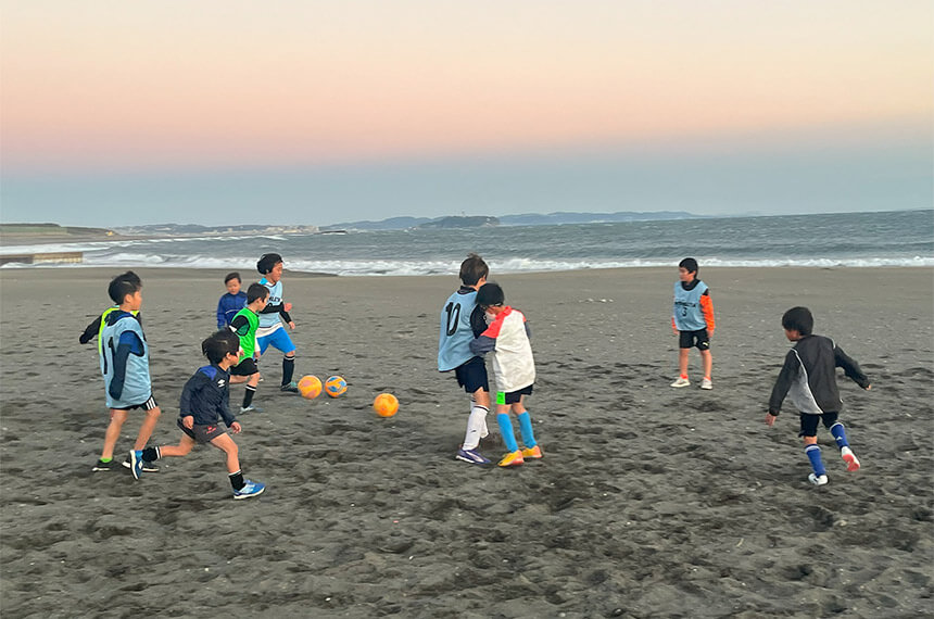 茅ヶ崎・ビーチサッカー教室の練習風景