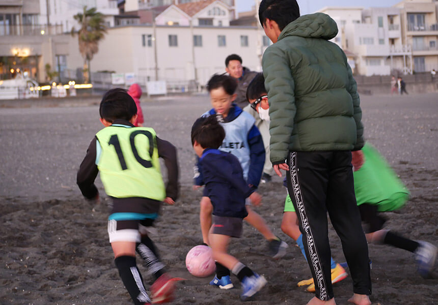 子ども達にコーチングする田中コーチ