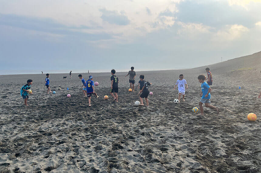 茅ヶ崎ビーチサッカー教室のレッスン風景