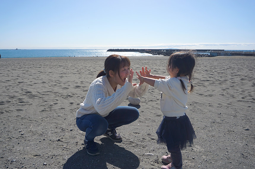 茅ヶ崎の海で遊ぶ中村さん親子