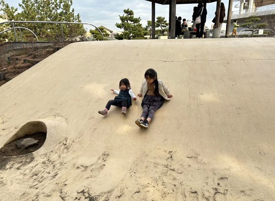 茅ヶ崎公園で遊ぶ子ども