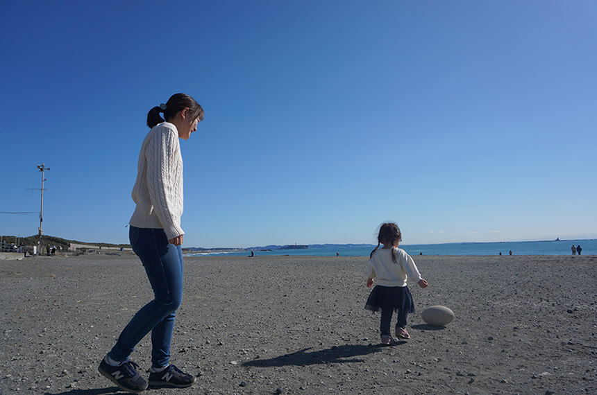 茅ヶ崎の海で遊ぶ中村さん親子