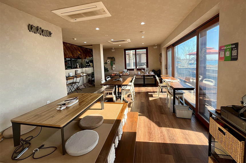 海が見える鎌倉・材木座カフェ75の店内席