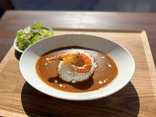 鎌倉・材木座カフェ75thの海老出汁トマトカレー