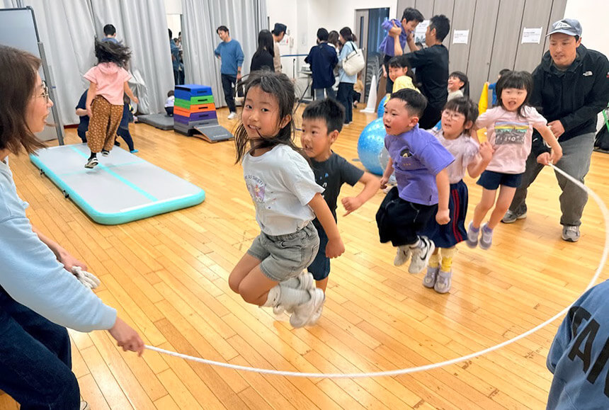 運動遊び教室での縄跳びをする子ども