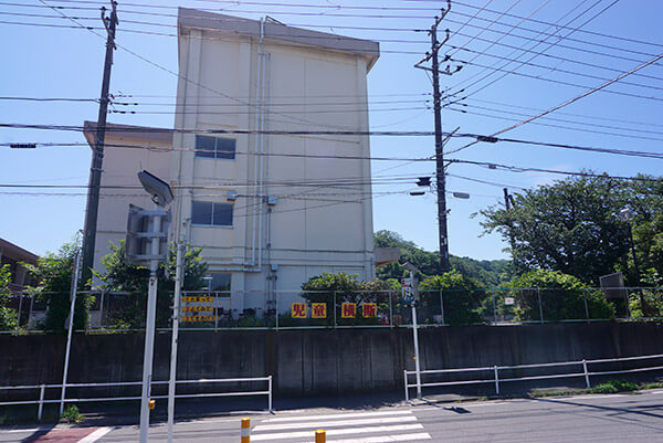 藤沢市立新林小学校の校門前