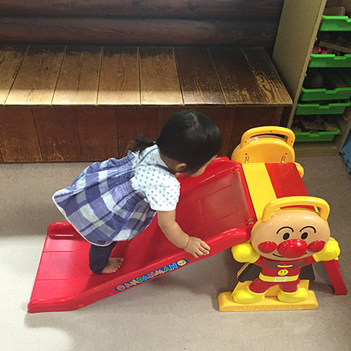 片瀬子どもの家のおもちゃで遊ぶ幼児