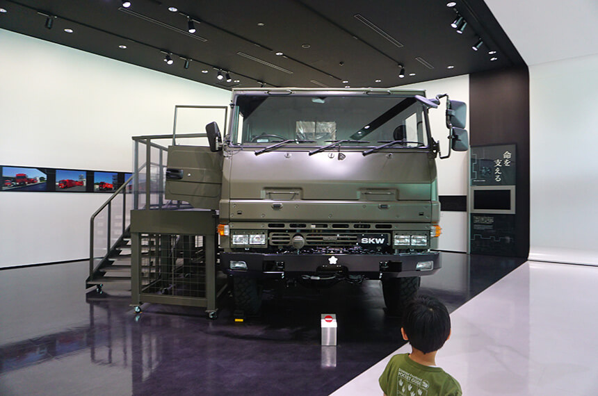 陸上自衛隊で使用するいすゞの車展示