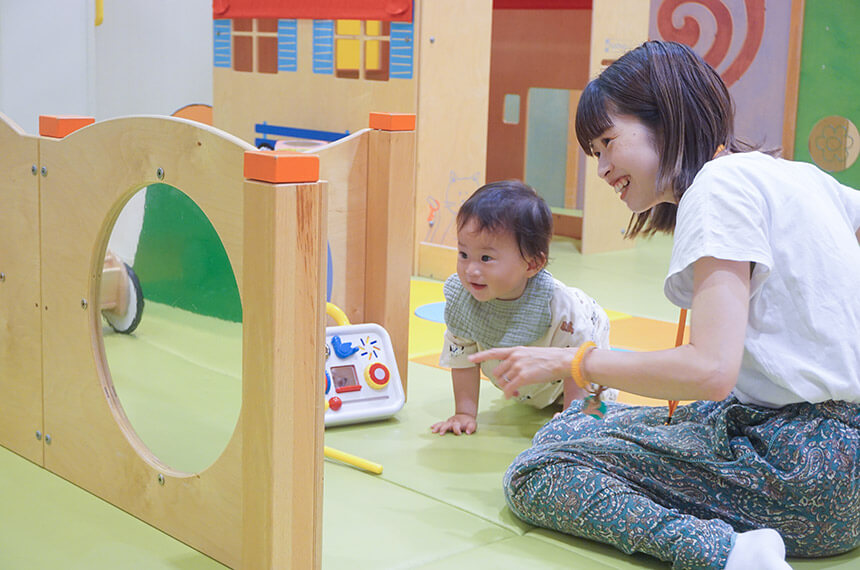 キドキドで子どもと一緒に遊ぶママ