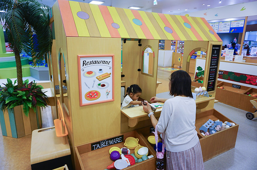 お店屋さんごっこ遊びをする子どもとママ