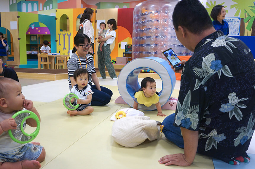 ハイハイする赤ちゃん