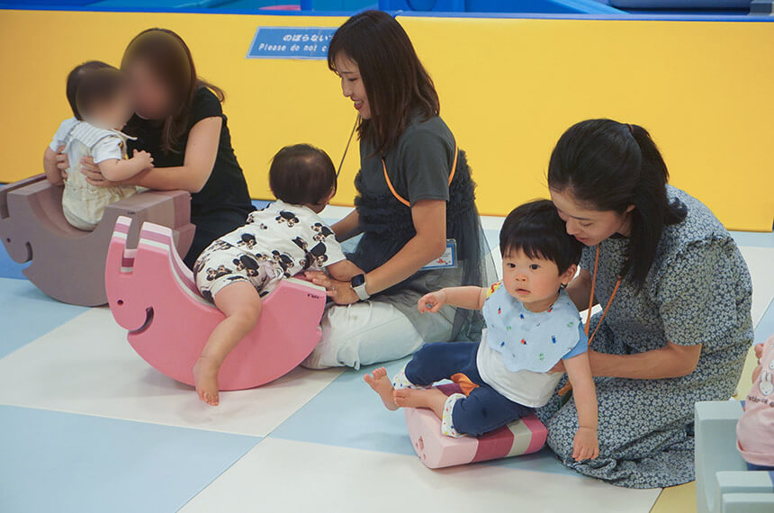 バランス感覚を養うボブルスで遊ぶ赤ちゃん
