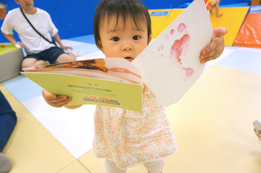 足型のプレゼントをもつ赤ちゃん