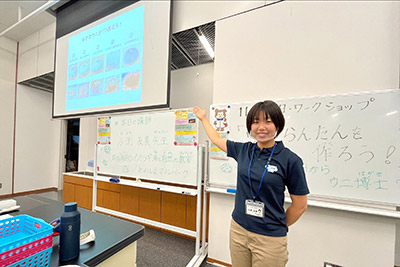 子どもにウニの生態や環境問題を話すスタッフ
