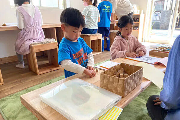 たんQ教室で学習する子ども