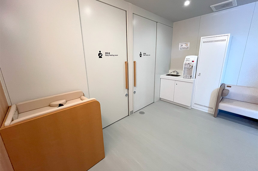 授乳室とオムツ替え、給湯器が揃ったベビーコーナー室内