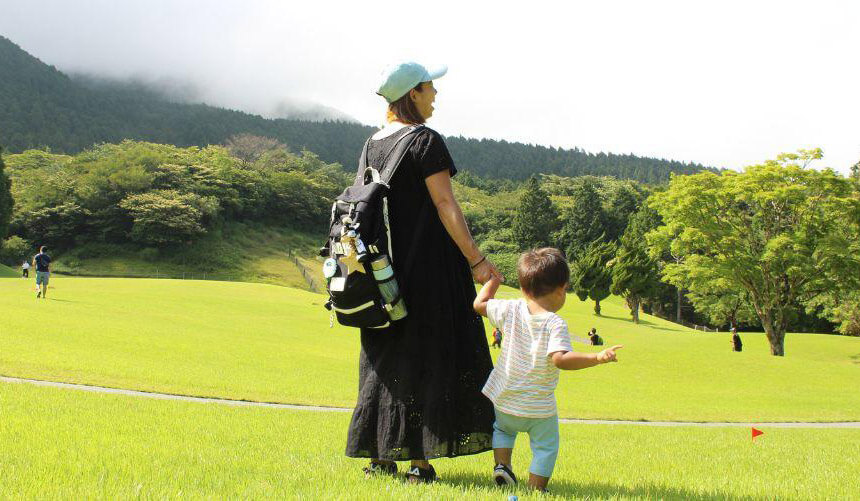 箱根湯の花ゴルフ場で散歩する親子