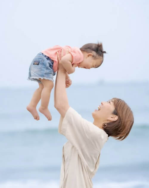 辻堂マタニティヨガ主宰の小野寺さんと子ども