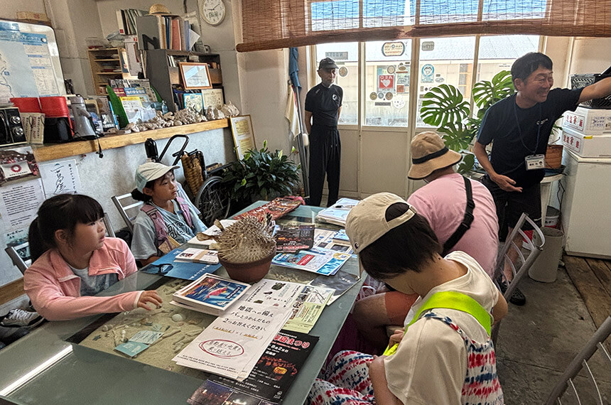 シュノーケリング教室の受付風景